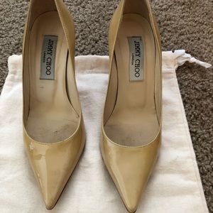 Nude patent leather pumps